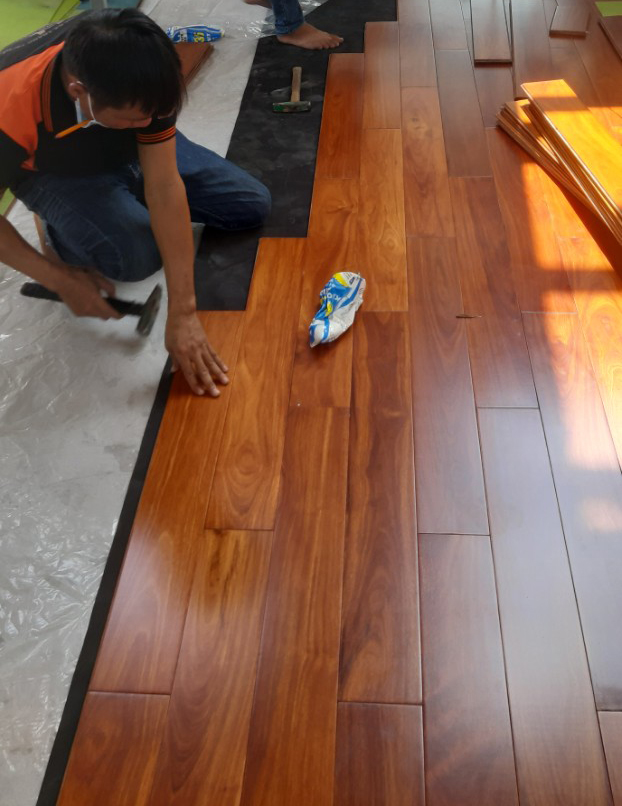 Kỹ thuật Hoàng Phát thi công lắt đặt sàn gỗ Căm Xe Lào