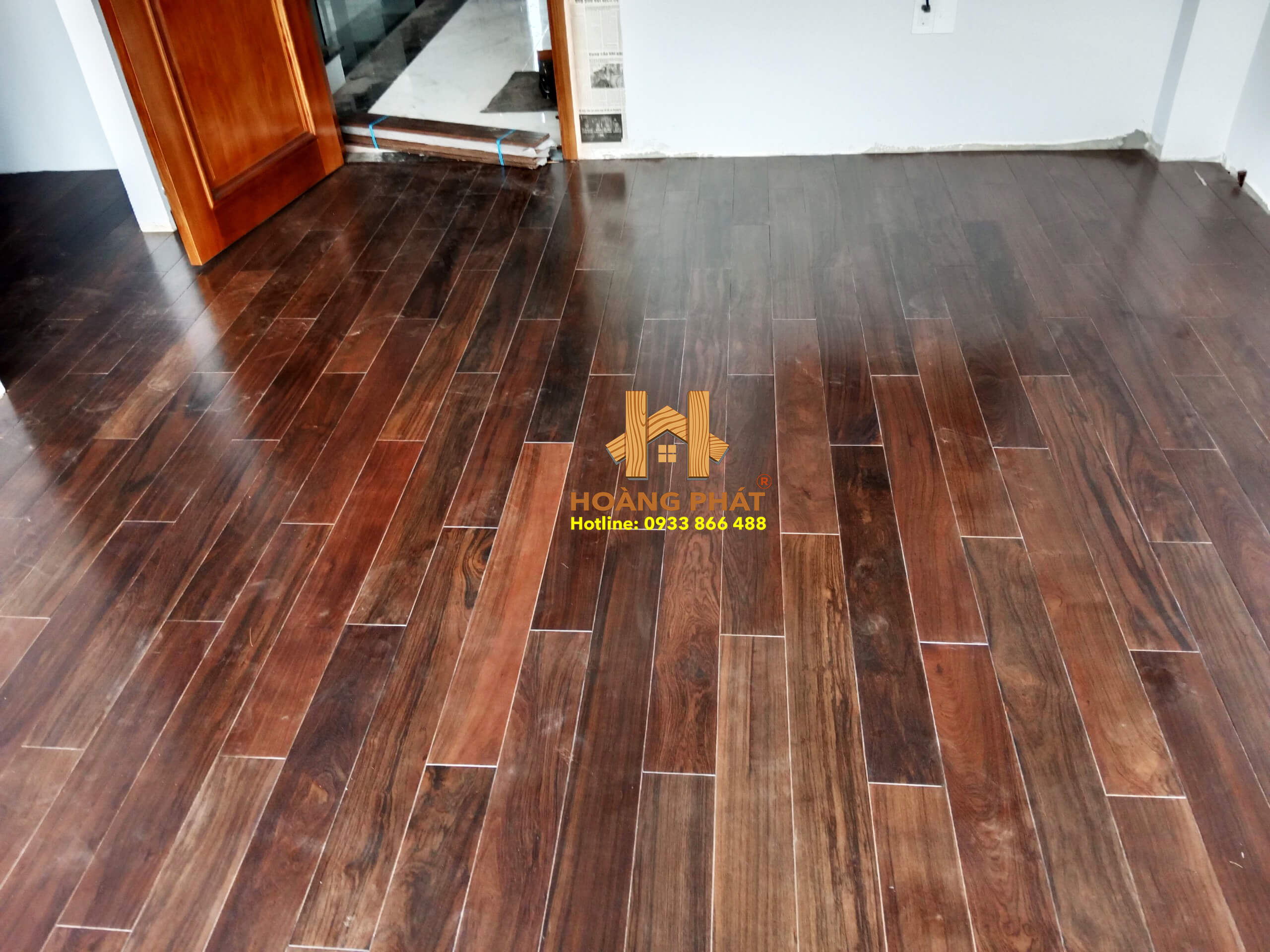 Sàn gỗ Hoàng Phát thi công sàn gỗ chiu liu lào solid