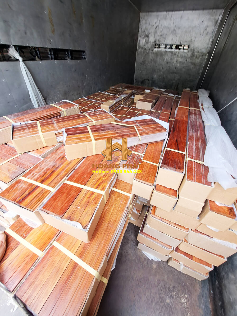 Sàn gỗ Giáng Hương tập kết trên xe tải