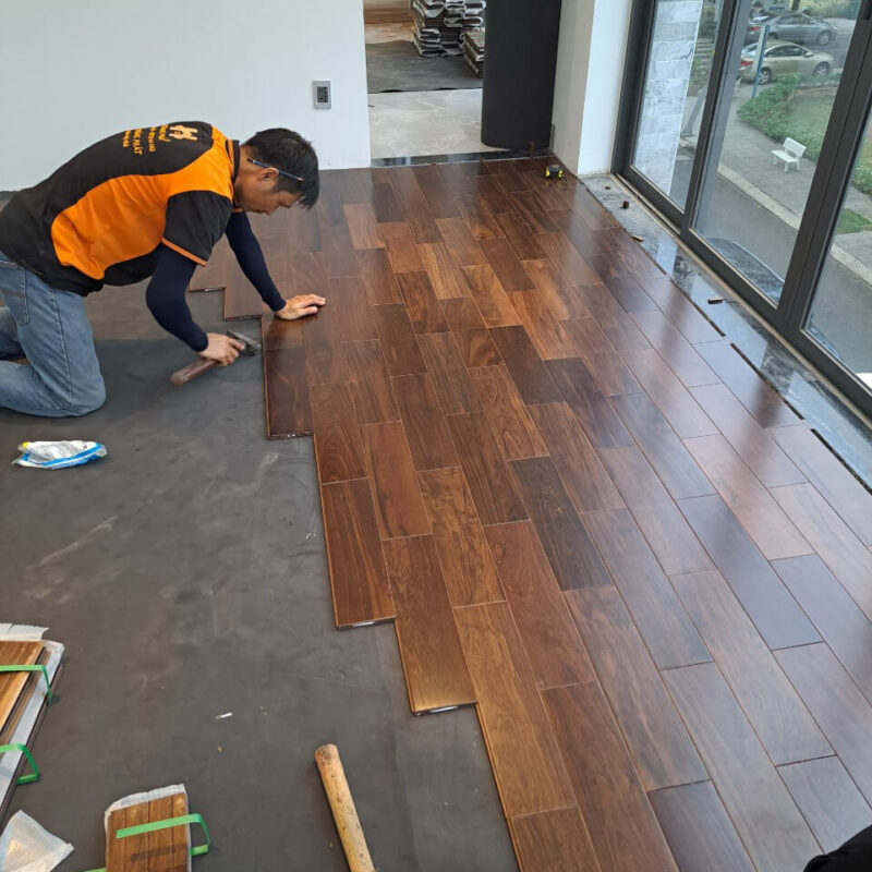 sàn gỗ chiu liu 15 x 120 x 450mm tại Hoàng Phát