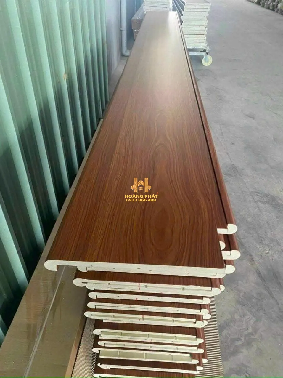 Công trình thực tế lắp đặt sàn nhựa mặt bậc cầu thang