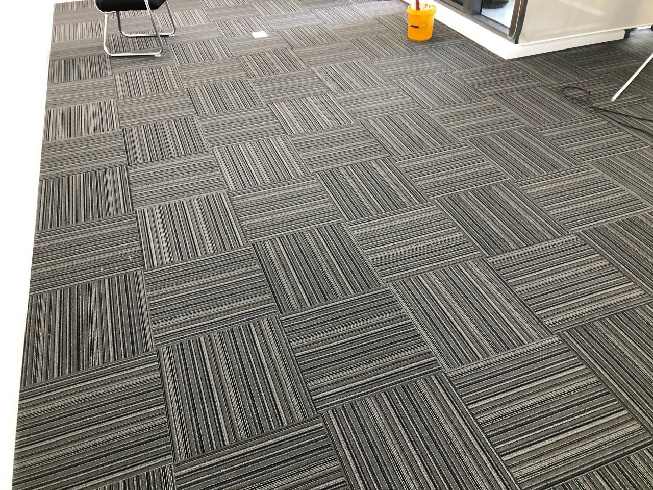 Thảm trải sàn thường được dùng tại văn phòng làm việc nhằm mang đến không gian sang trọng, lịch thiệp