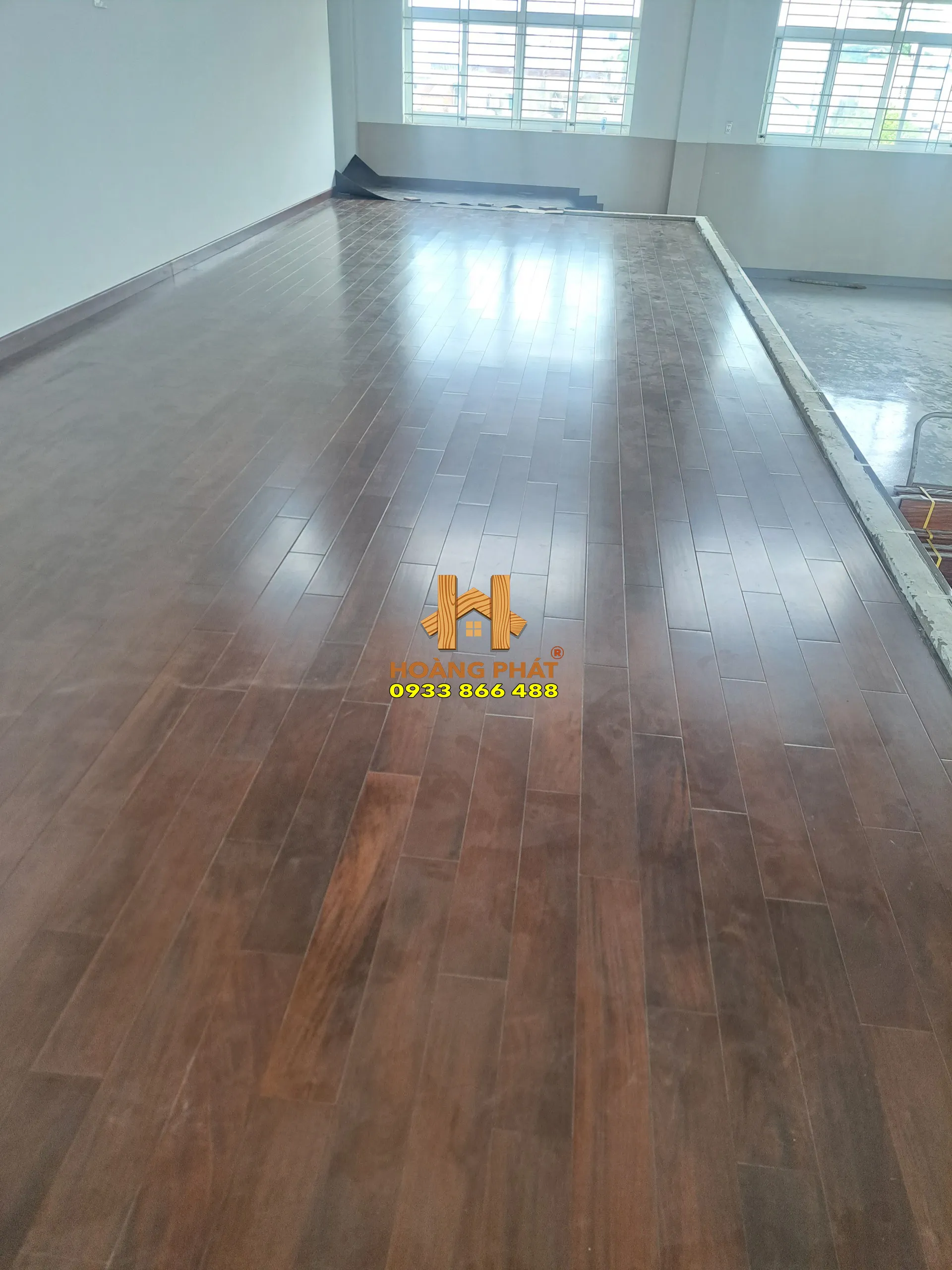 Sàn gỗ căm xe lên màu walnut do Hoàng Pháp cấp vật tư và thi công