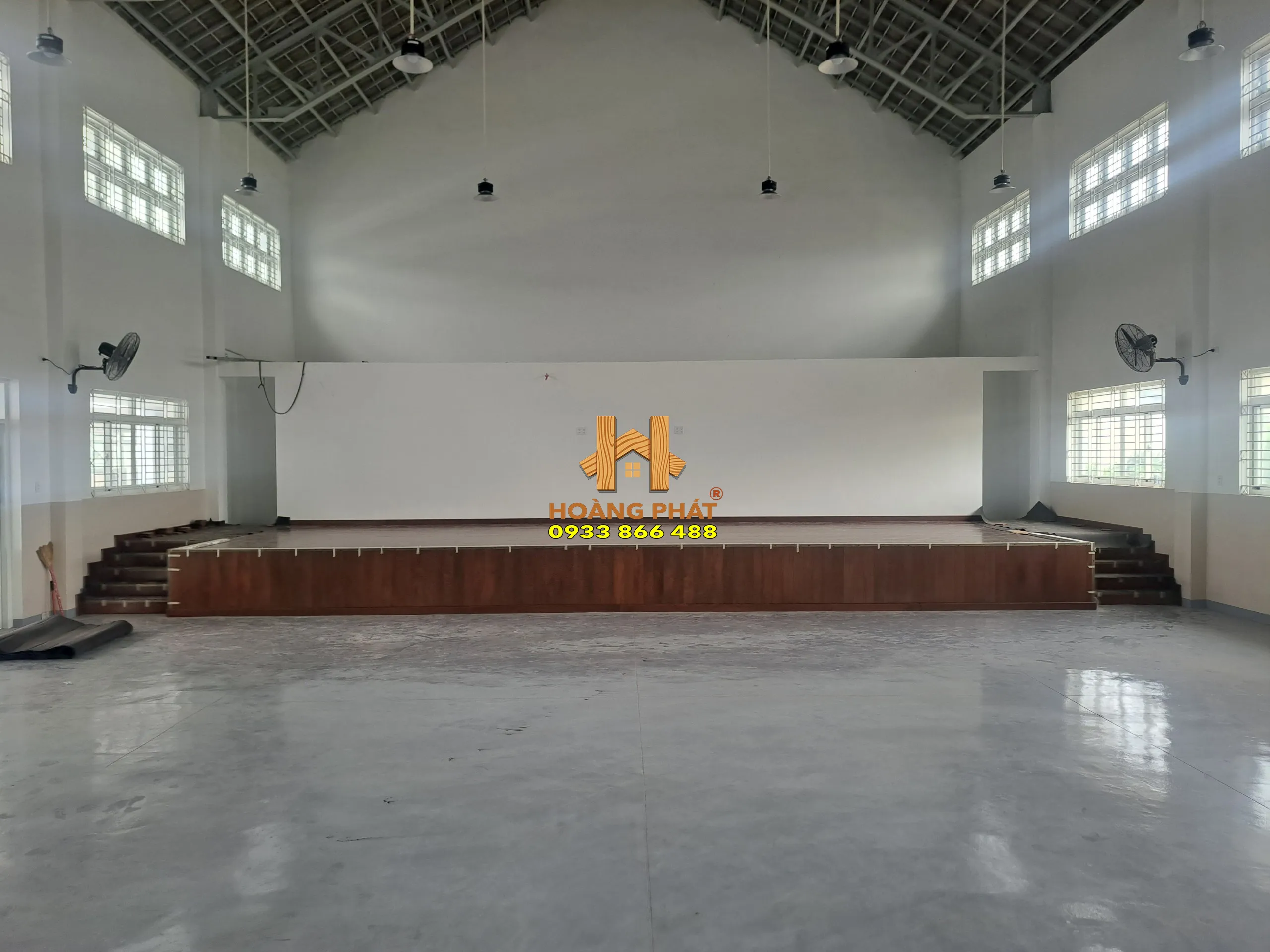 Sàn gỗ căm xe lên màu walnut do Hoàng Pháp cấp vật tư và thi công