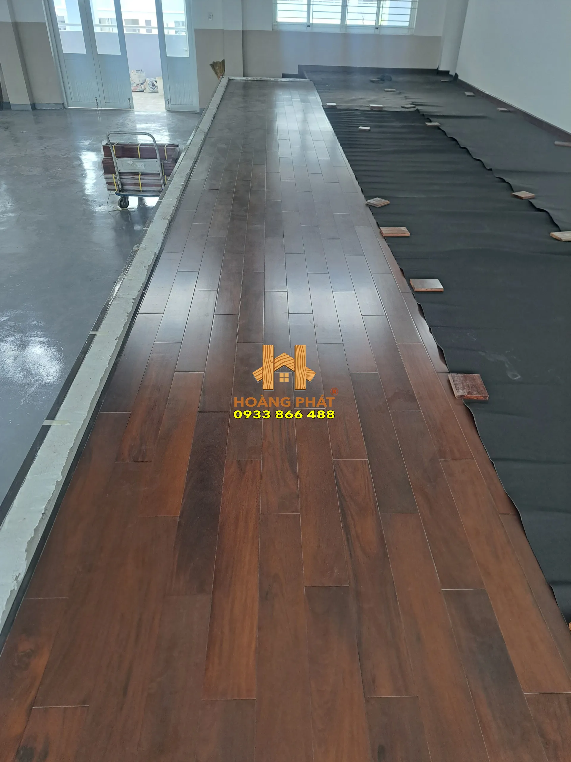 Sàn gỗ căm xe lên màu walnut do Hoàng Pháp cấp vật tư và thi công