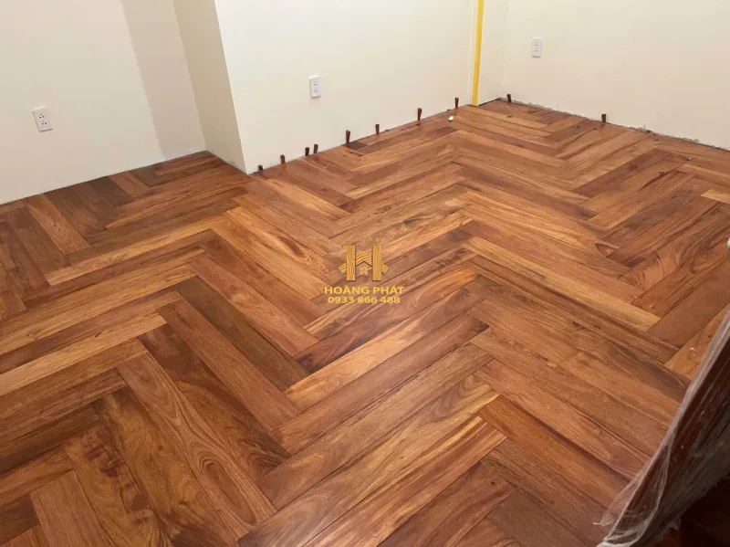 [ĐẲNG CẤP] Sàn Gỗ Gõ Đỏ Lào Xương Cá 18 x 120 x 900mm