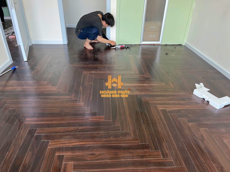 Sàn Gỗ Chiu Liu Solid Xương Cá 15 x 90 x 750mm tại Bình Thạnh