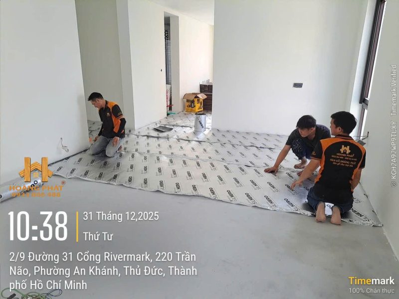 Đội thi công Hoàng Phát trải lớp lót Silent Shield trên nền nhà trước khi lắp sàn