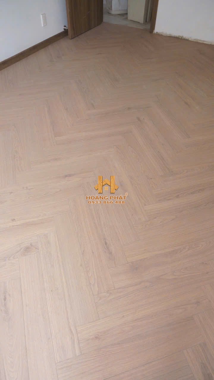 anh-san-go-hobi-black-xuong-ca-hb62-2 Sàn Gỗ Hobi Black 8mm Đế Cao Su Xương Cá HB62