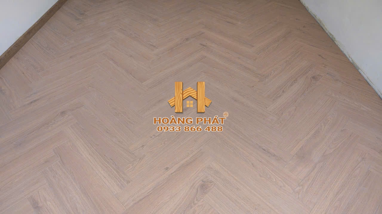 anh-san-go-hobi-black-xuong-ca-hb62-4 Sàn Gỗ Hobi Black 8mm Đế Cao Su Xương Cá HB62