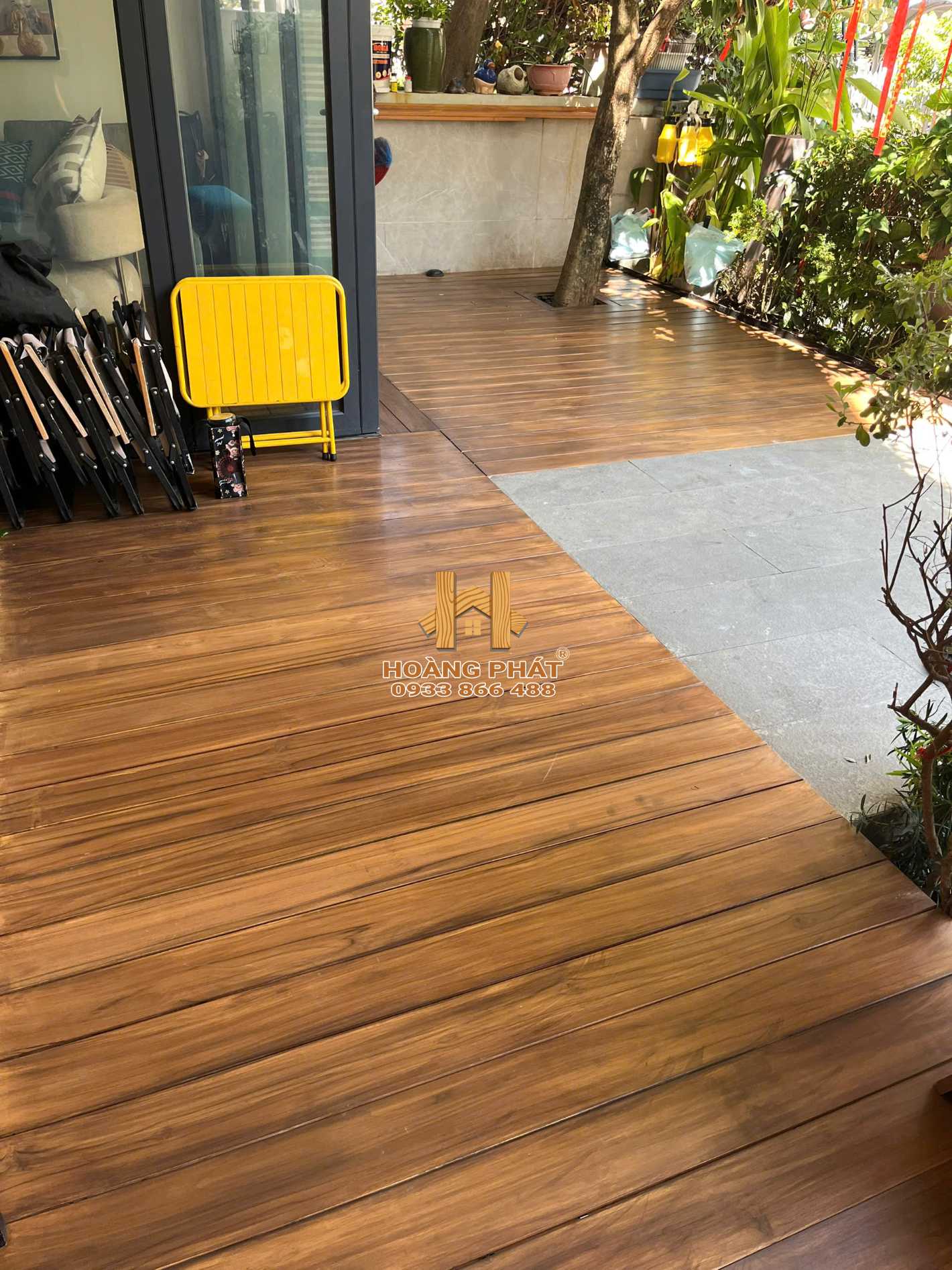 san-go-teak-lau-dau-1 Sàn Gỗ Teak Ngoài Trời Trước Và Sau Khi Lau Dầu