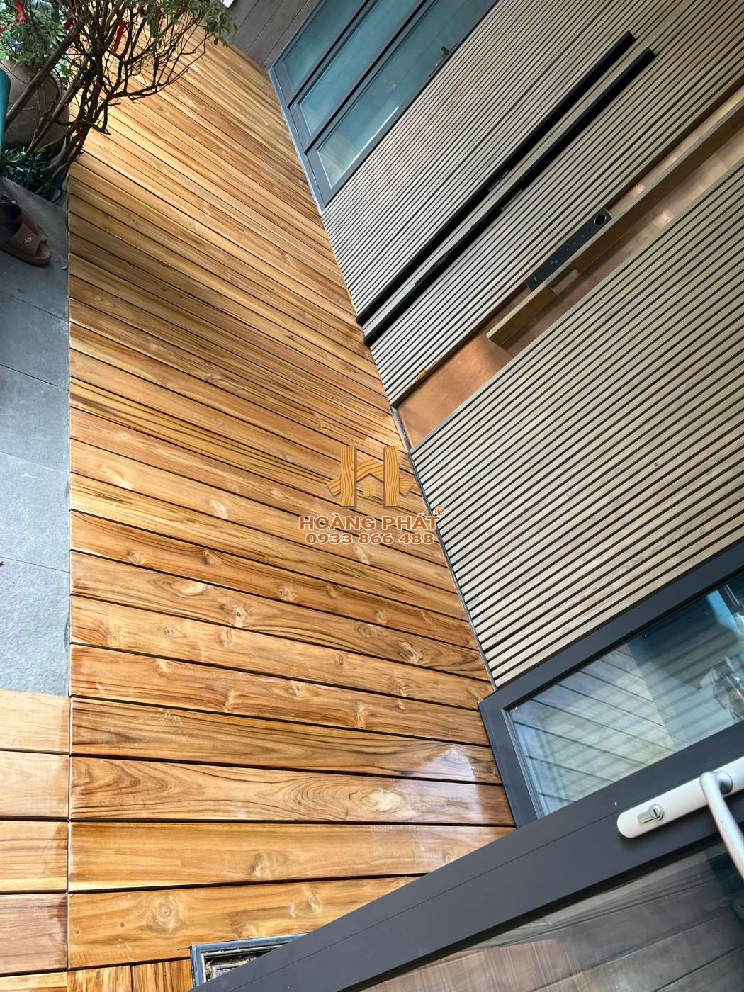 san-go-teak-lau-dau-10 Sàn Gỗ Teak Ngoài Trời Trước Và Sau Khi Lau Dầu