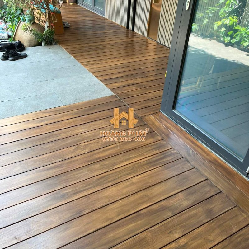 Sàn Gỗ Teak Ngoài Trời Trước Và Sau Khi Lau Dầu