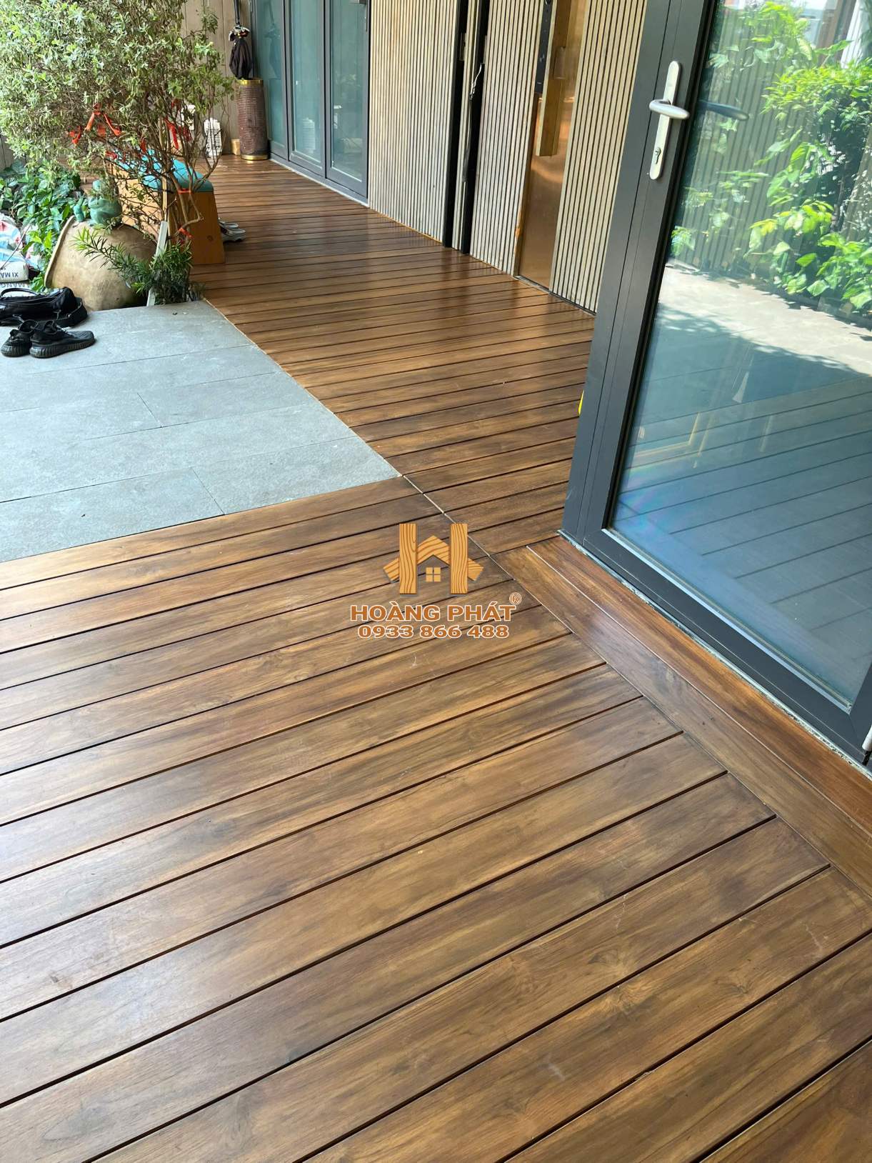 san-go-teak-lau-dau-2 Sàn Gỗ Teak Ngoài Trời Trước Và Sau Khi Lau Dầu