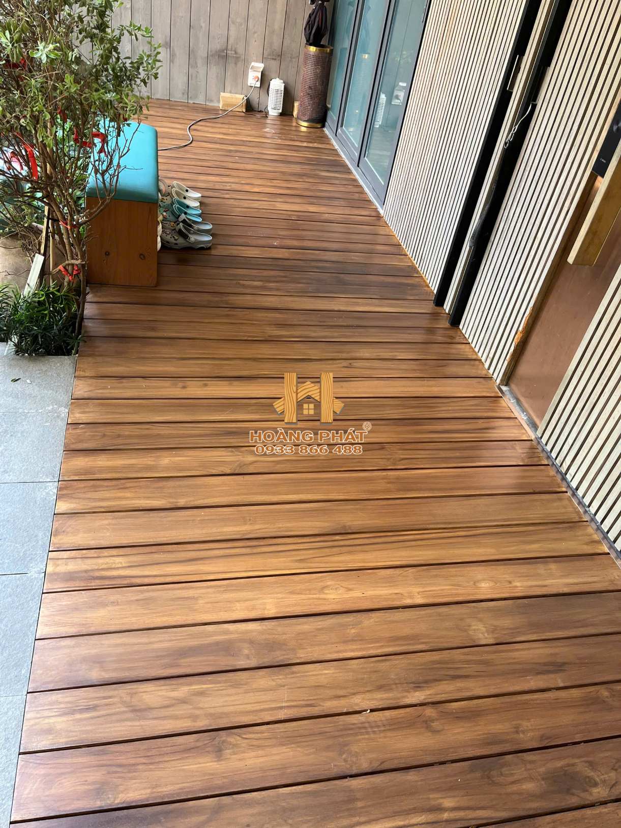 san-go-teak-lau-dau-3 Sàn Gỗ Teak Ngoài Trời Trước Và Sau Khi Lau Dầu