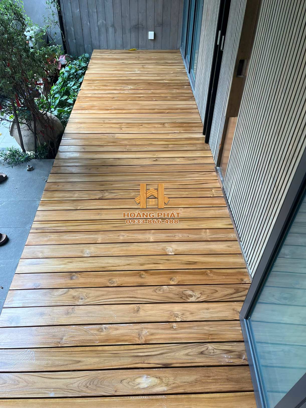 san-go-teak-lau-dau-6 Sàn Gỗ Teak Ngoài Trời Trước Và Sau Khi Lau Dầu