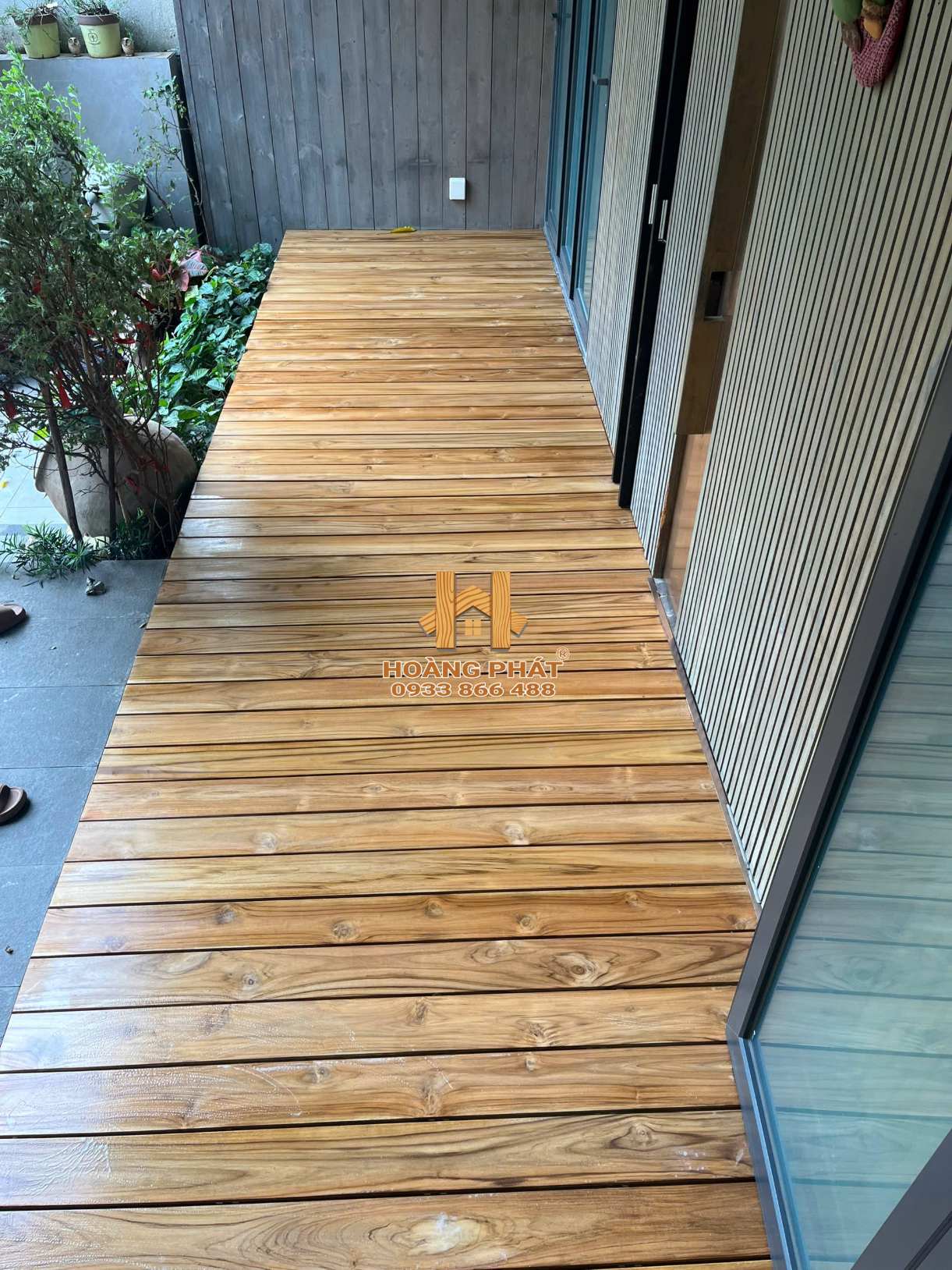 san-go-teak-lau-dau-7 Sàn Gỗ Teak Ngoài Trời Trước Và Sau Khi Lau Dầu