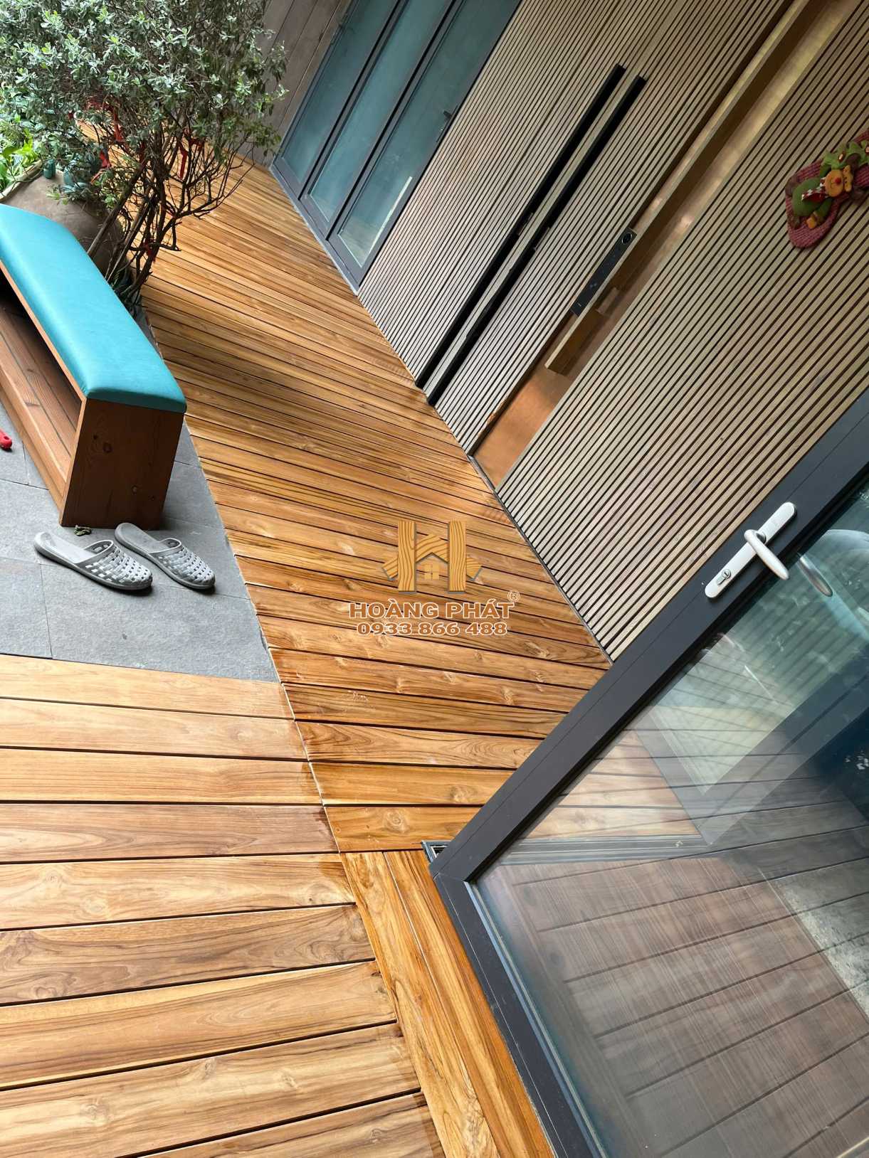 san-go-teak-lau-dau-9 Sàn Gỗ Teak Ngoài Trời Trước Và Sau Khi Lau Dầu