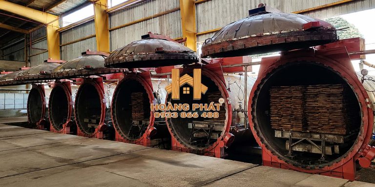 Hệ thống lò chuyên xử lý gỗ biến tính, giúp nâng cao độ ổn định của vật liệu trước khi đưa vào sản xuất cửa. Catalogue công bố hệ thống gồm 6 lò, công suất tối đa 400 m³ gỗ/ngày.