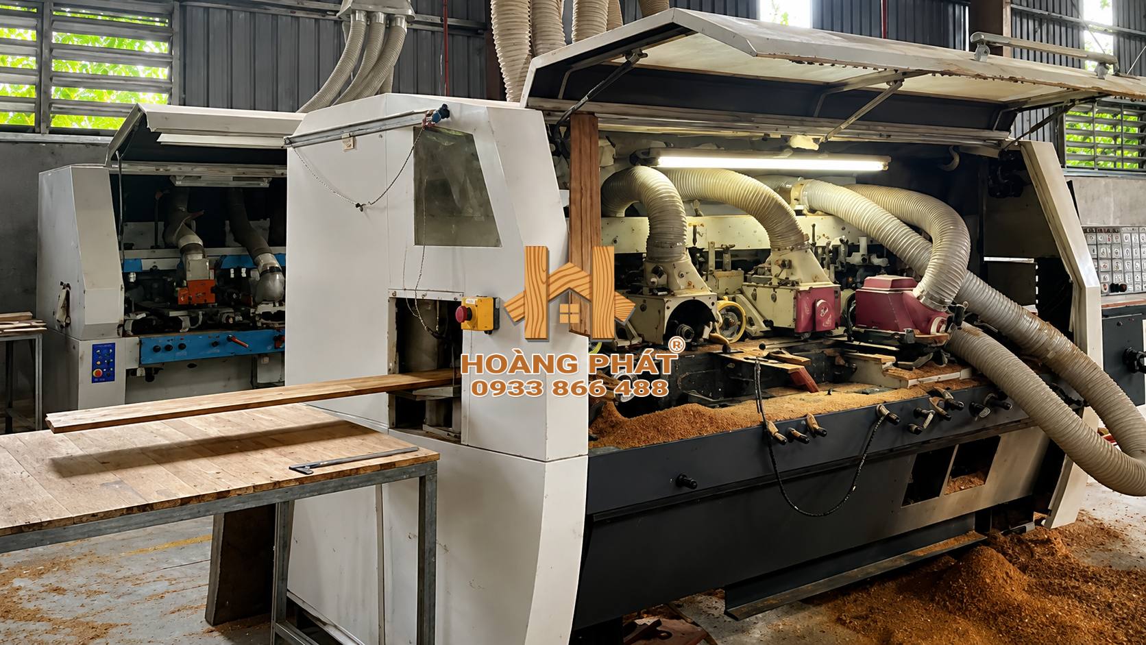 Thiết bị gia công đồng thời các bề mặt của thanh gỗ, hỗ trợ tạo kích thước đồng đều, bề mặt phẳng và chuẩn xác trước các công đoạn tạo hình, ghép và hoàn thiện.