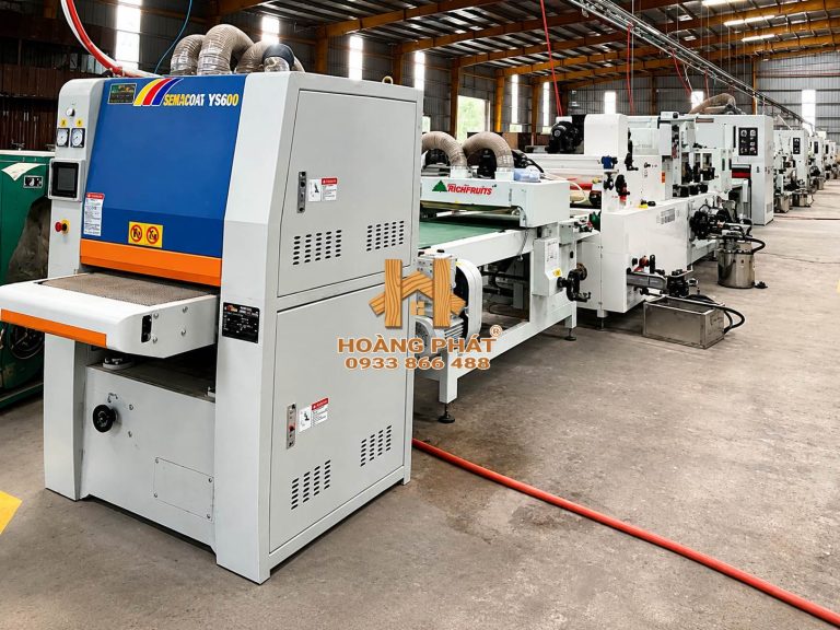 Dây chuyền hoàn thiện bề mặt tự động, phục vụ công đoạn phủ và xử lý lớp sơn trên chi tiết gỗ. Hệ thống giúp quá trình hoàn thiện bề mặt diễn ra đồng đều và phù hợp với sản xuất hàng loạt.