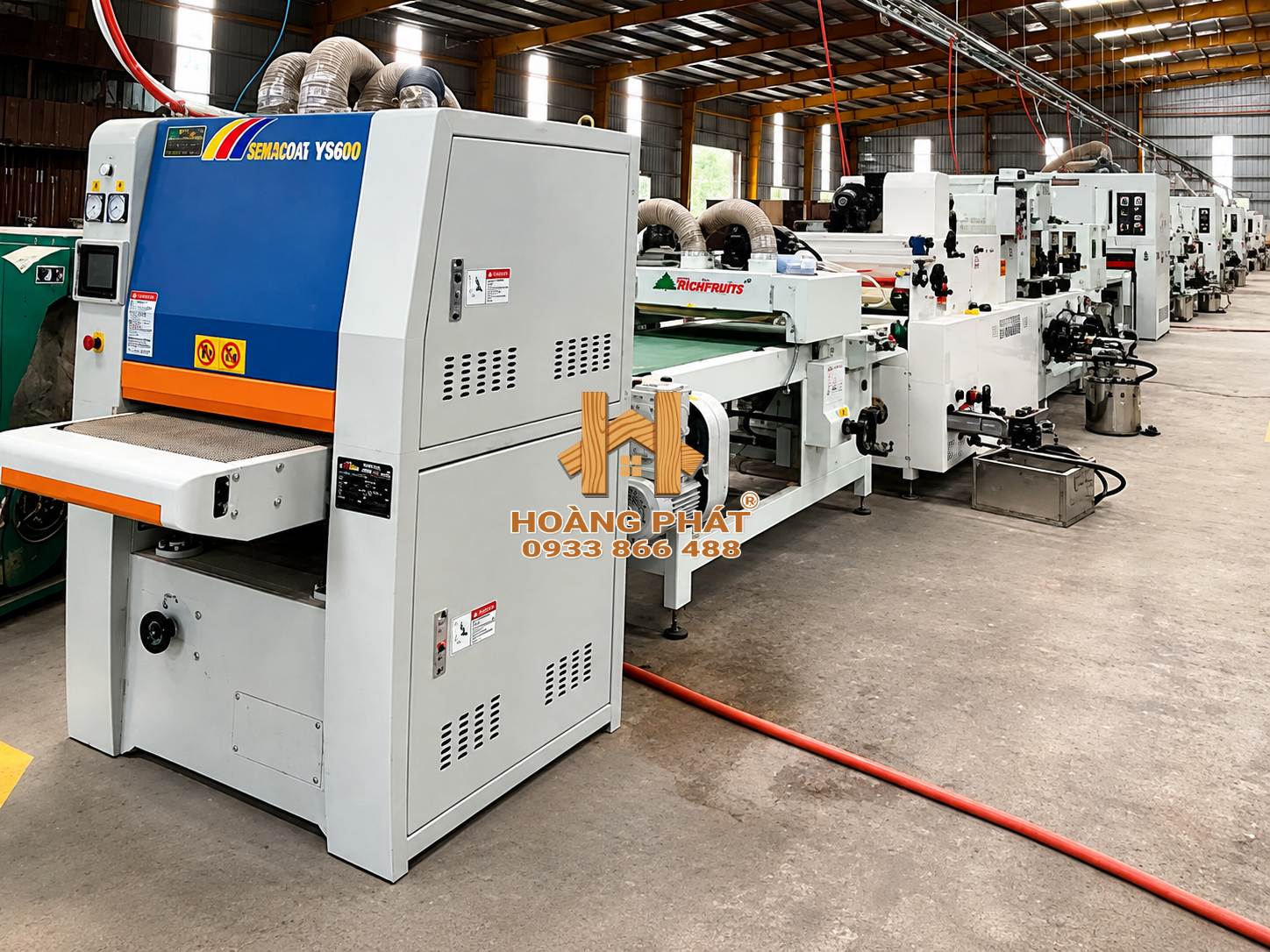 Dây chuyền hoàn thiện bề mặt tự động, phục vụ công đoạn phủ và xử lý lớp sơn trên chi tiết gỗ. Hệ thống giúp quá trình hoàn thiện bề mặt diễn ra đồng đều và phù hợp với sản xuất hàng loạt.
