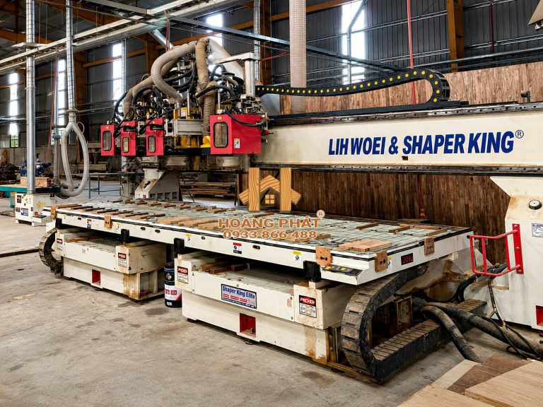 Máy CNC trung tâm dùng cho các công đoạn gia công chi tiết cửa có yêu cầu độ chính xác cao. Hệ thống điều khiển tự động hỗ trợ thực hiện nhiều thao tác gia công theo chương trình thiết kế.