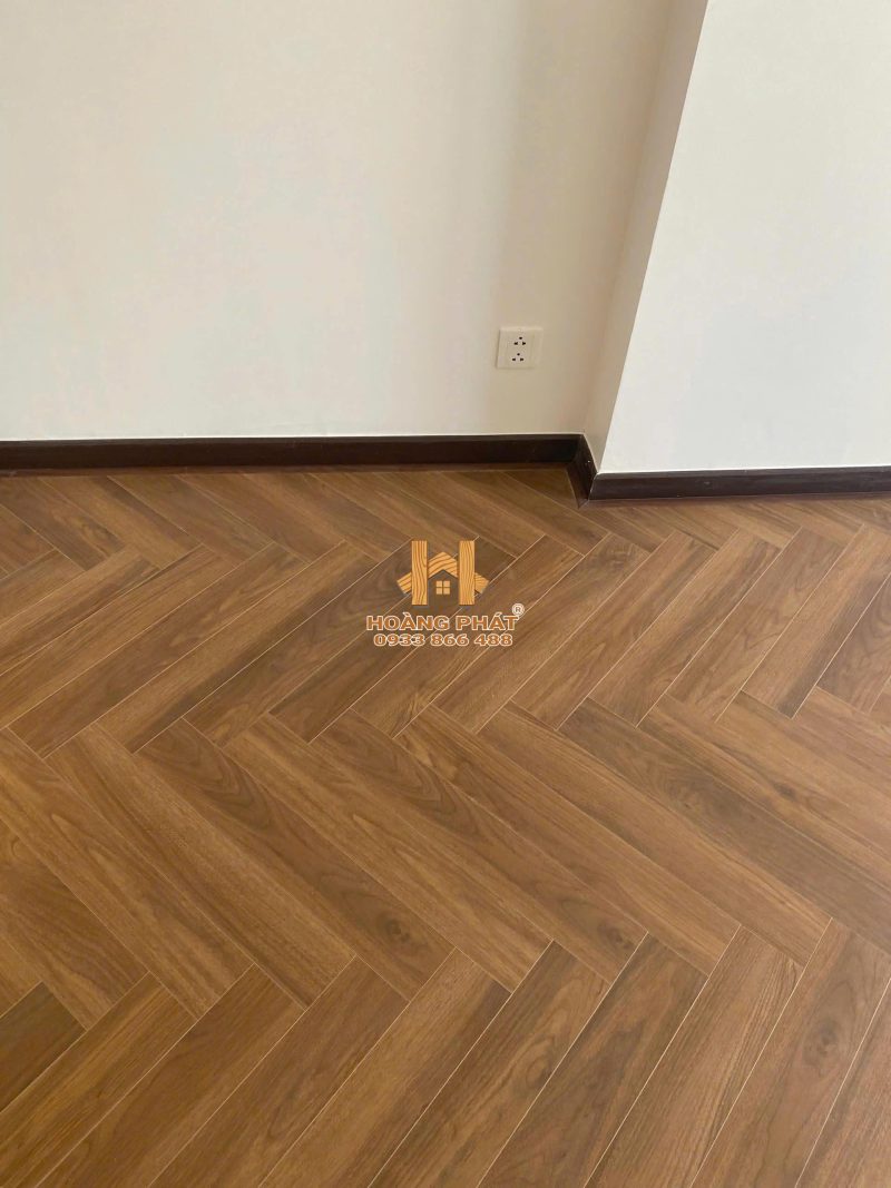 Góc sàn JoyTek HR05 xương cá và len chân tường trong phòng