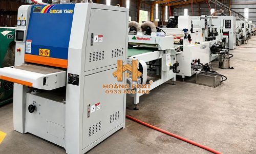 Dây chuyền hoàn thiện bề mặt tự động, phục vụ công đoạn phủ và xử lý lớp sơn trên chi tiết gỗ. Hệ thống giúp quá trình hoàn thiện bề mặt diễn ra đồng đều và phù hợp với sản xuất hàng loạt.